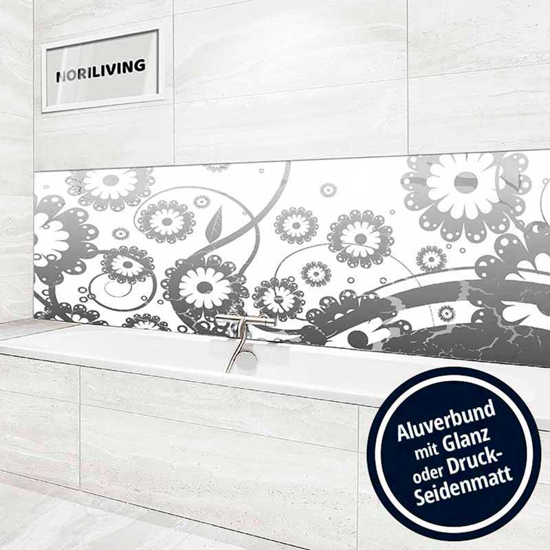 Weißes Badezimmer mit Blumenmuster als Spritzschutz aus Aluverbund