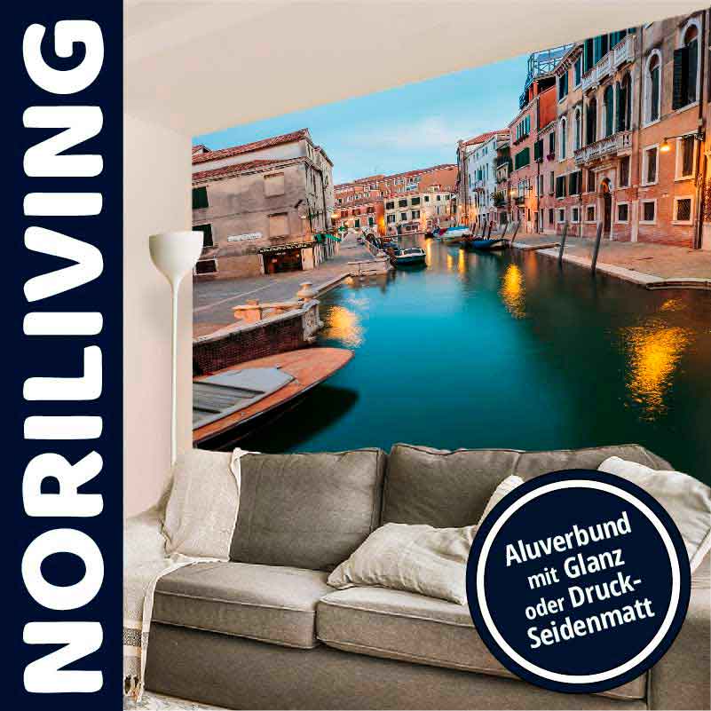 Wohnzimmer mit Sofa und großem Wandbild von einem Kanal in Venedig, erhältlich in Alubund mit Glanz oder Druckseidenmatt