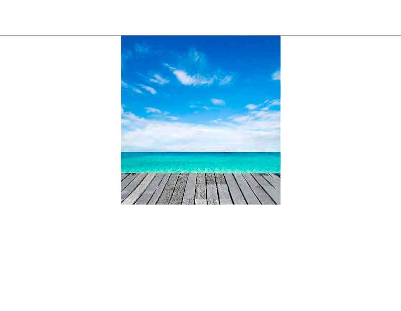 Entspannender Blick aufs Meer von einem Steg aus Holzsteg mit Blick auf das türkisfarbene Meer und blauen Himmel