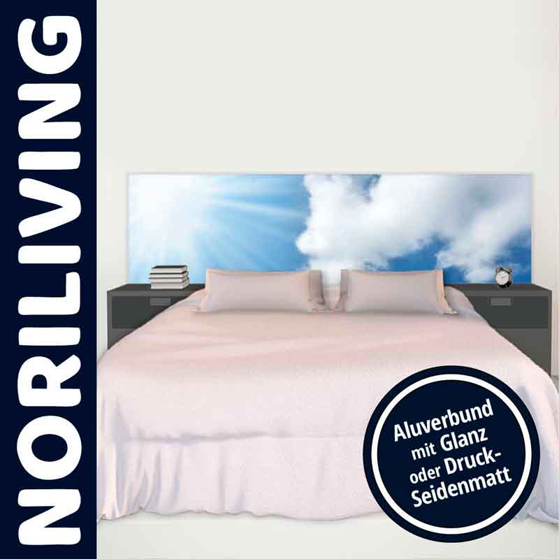 Modernes Schlafzimmer mit Bett und bedrucktem Kopfteil in Himmelsmotiv, umgeben von Nachttischen und Dekoobjekten