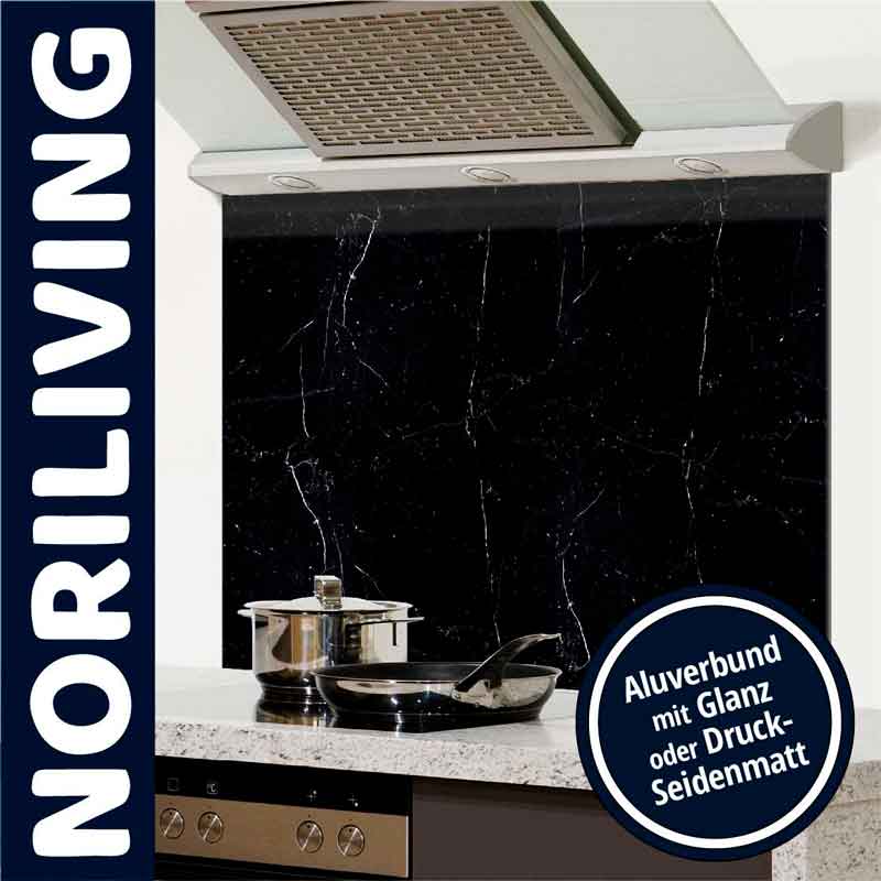 Küchenrückwand mit schwarzem Marmoreffekt, Herdplatte und Kochgeschirr, Marke Noriliving