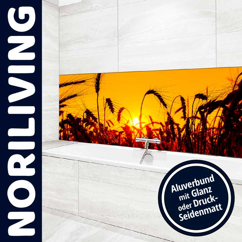 Badezimmer mit Sonnenuntergangs-Motiv auf Spritzschutz-Panel von NoriLiving Modernes Badezimmer mit Spritzschutz-Panel von NoriLiving, das einen Sonnenuntergang über einem Weizenfeld zeigt. Aluverbund mit Glanz oder Druck-Seidenmatt möglich.
