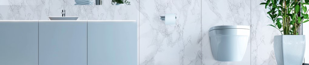 Elegantes Badezimmer mit Marmorfliesen, Waschbecken, wandhängender Toilette und Pflanzen