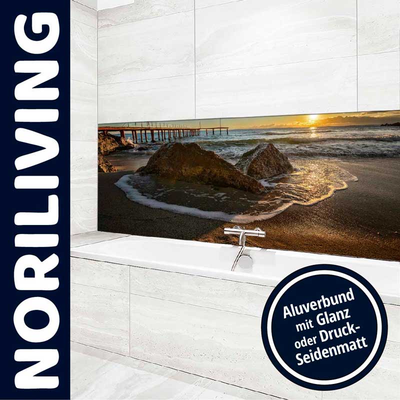 Badezimmer mit beeindruckendem Strandbild auf Aluverbundplatte, verfügbar in glänzend oder druckseidenmatt, von Noriliving