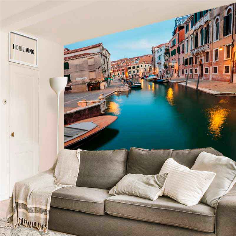 Gemütliches Wohnzimmer mit Sofa, dekoriert mit Wandtapete eines venezianischen Kanals