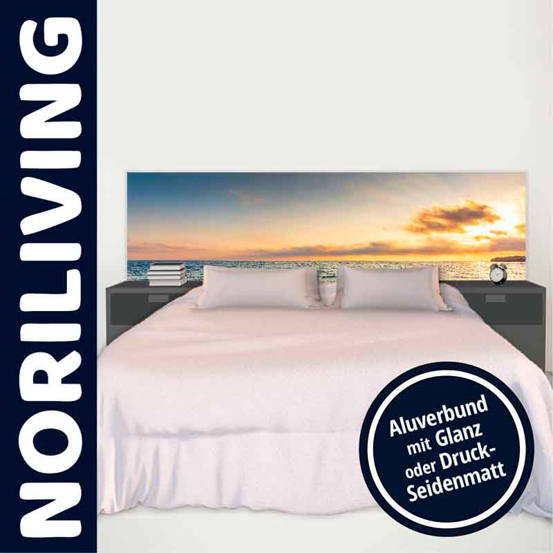 Bett mit weißer Bettwäsche und Kopfteil mit Sonnenuntergangsmotiv, flankiert von Nachttischen - Noriliving