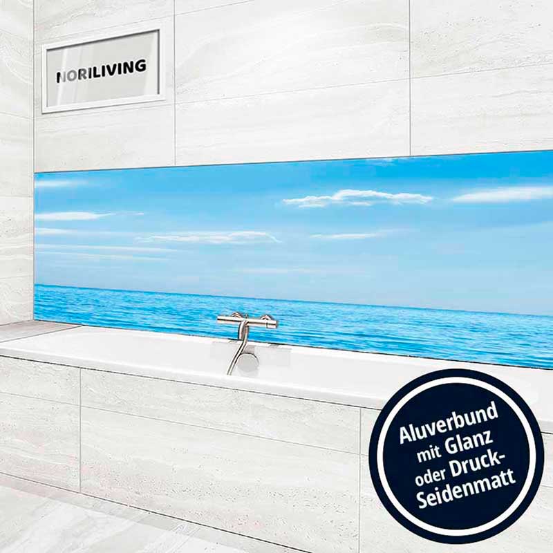 Hell gefliestes Badezimmer mit Aluverbund-Wandpaneel, das einen Meerblick darstellt, und dem NORILIVING-Logo