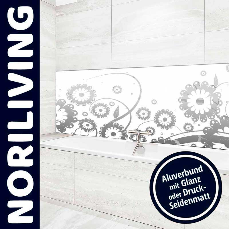 Badezimmer mit floral bedrucktem Alubond Wandpaneel über Badewanne