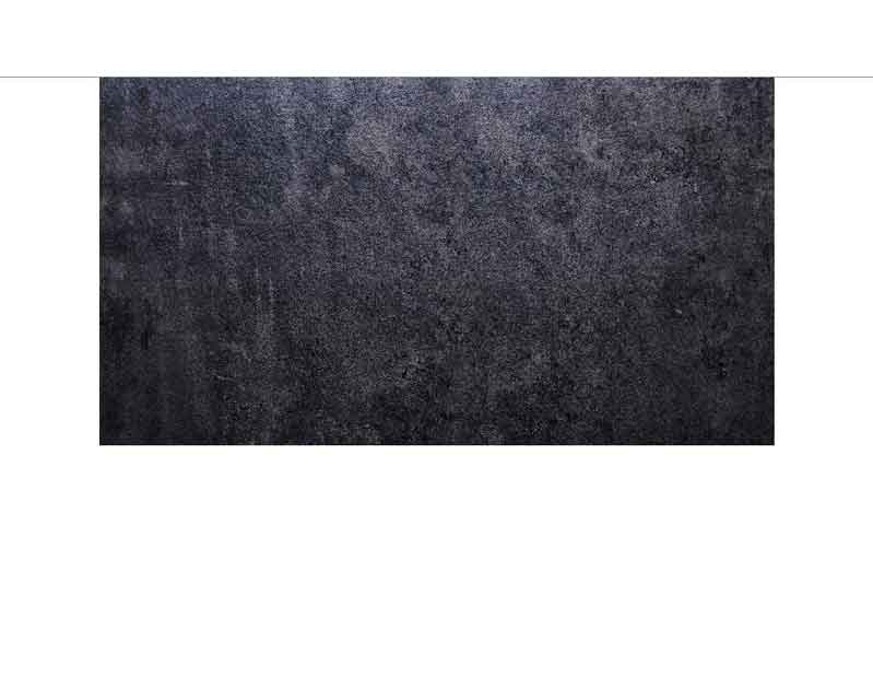 Nahaufnahme einer dunklen, strukturierten Steinoberfläche