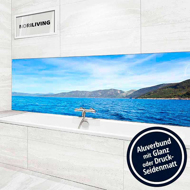 Badezimmer mit moderner Wandverkleidung, die eine Seelandschaft zeigt, und einer Badewanne im Vordergrund