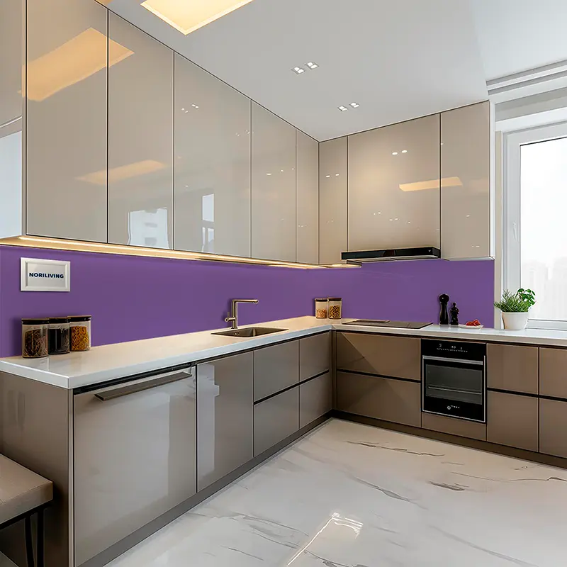 Eckküche beige mit lila Rückwand, Arbeitsplatte und Ofen