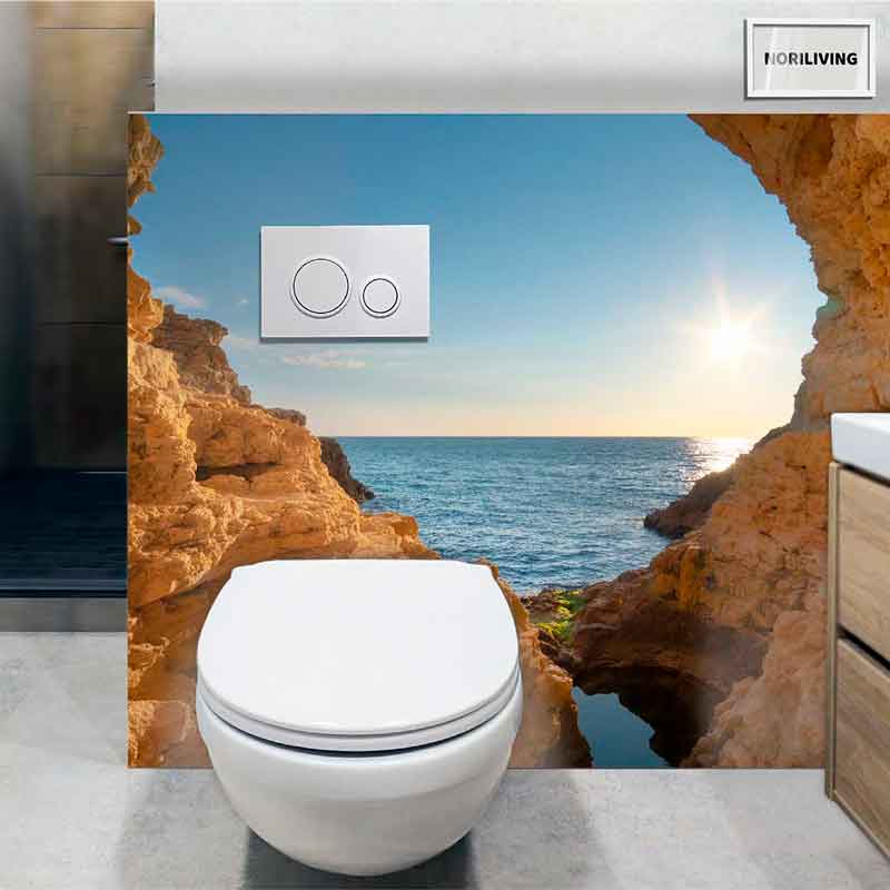 Toilette vor einem Wandbild mit Sonnenuntergang am Meer