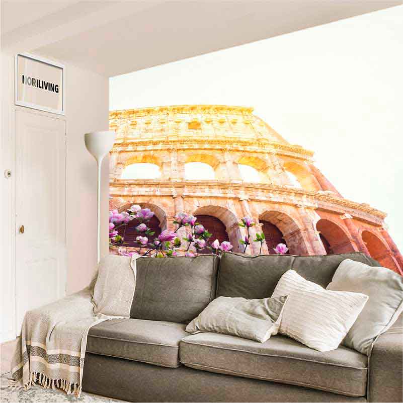 Ein Wohnzimmer mit einem Wandtattoo des Kolosseums hinter einem grauen Sofa