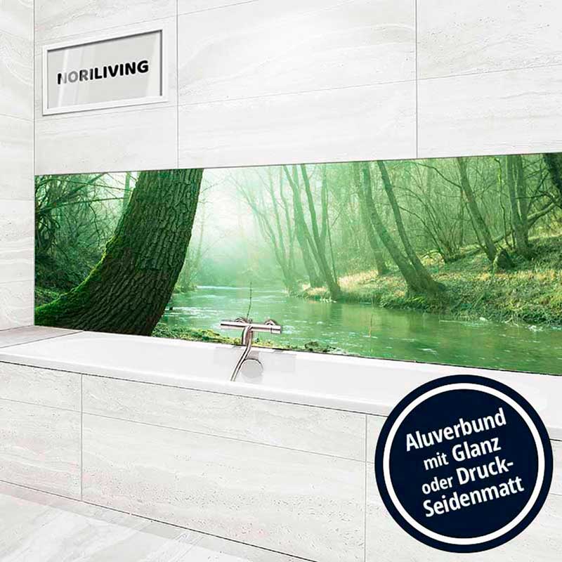 Badezimmer mit weißem Design und Natur-Motiv über der Badewanne
