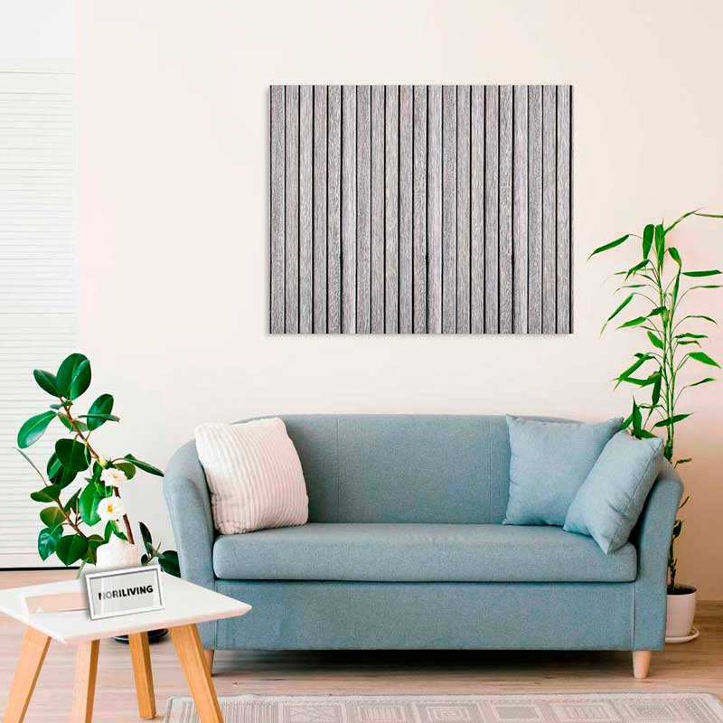 Ein hellblaues Sofa vor einer Wand mit vertikalem Holzbild, dekoriert mit Pflanzen und einem Couchtisch im modernen Wohnzimmer