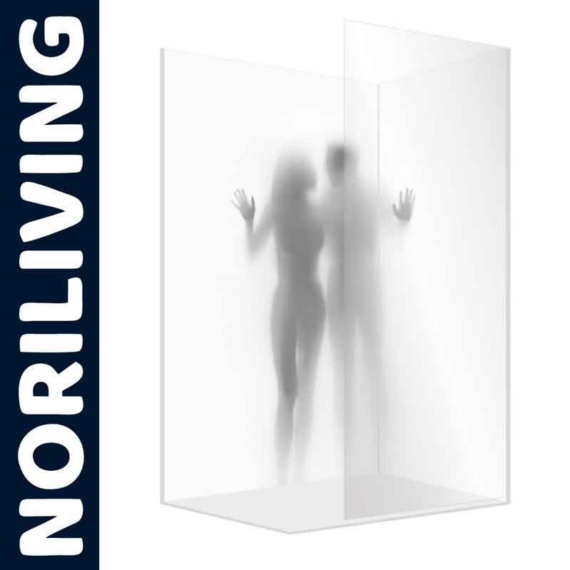 Moderne Duschabtrennung von NORILIVING Zwei Personen hinter einer gläsernen Duschabtrennung von NORILIVING, unscharf sichtbar