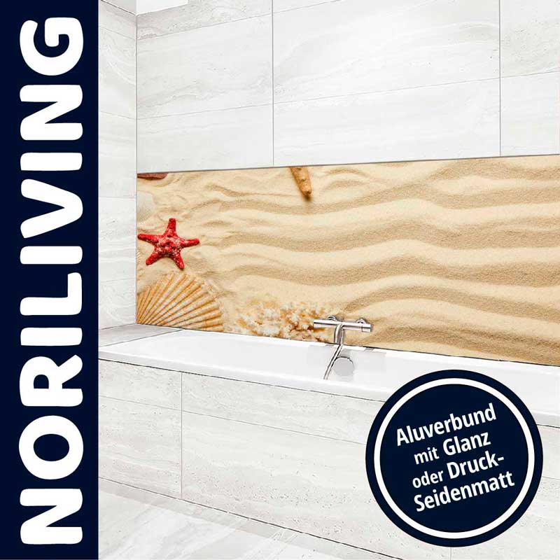 Norliving Badezimmer mit glatter Aluverbund-Wandverkleidung und Strandmotiv über Badewanne
