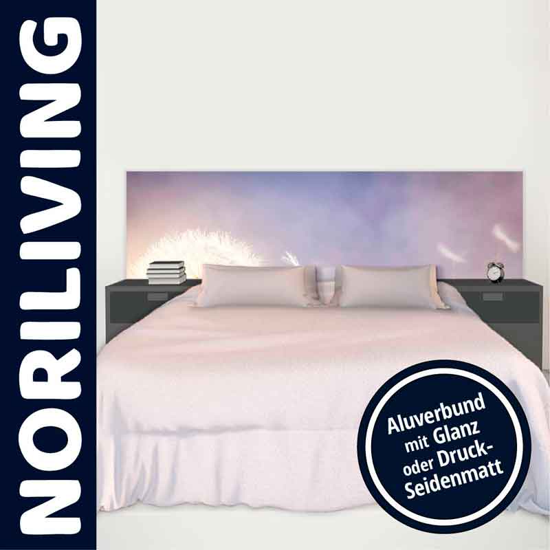 Ein stilvolles Bett mit einem Aluverbund-Kopfteil, das in glänzender oder matt-seidiger Ausführung erhältlich ist, neben Nachttischen mit Büchern und einer Lampe.