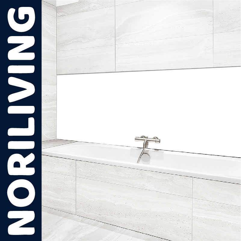 Elegante Badewanne mit Marmorfliesen und Armaturen in einem modernen Badezimmer, präsentiert von Noriliving