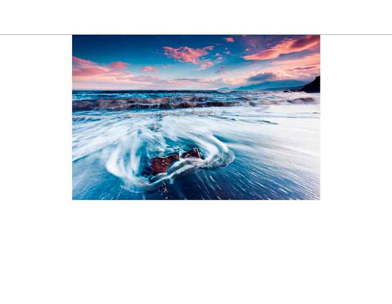 Dramatischer Küstenhimmel bei Sonnenuntergang Langzeitbelichtung der Wellen an einer Felsküste bei Sonnenuntergang, mit farbenfrohem Himmel und Wolken