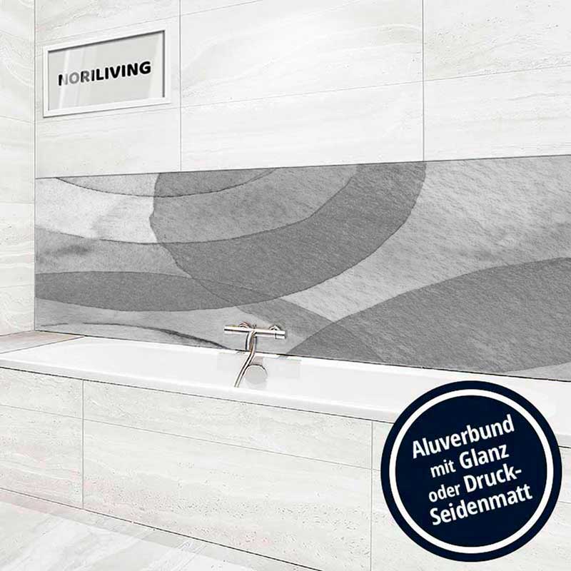 Badezimmer mit grauem Aluverbund-Spritzschutz an der Wand in modernem Design, mit der Aufschrift 'NORILIVING' und Hinweis auf Glanz oder Druck-Seidenmatt.