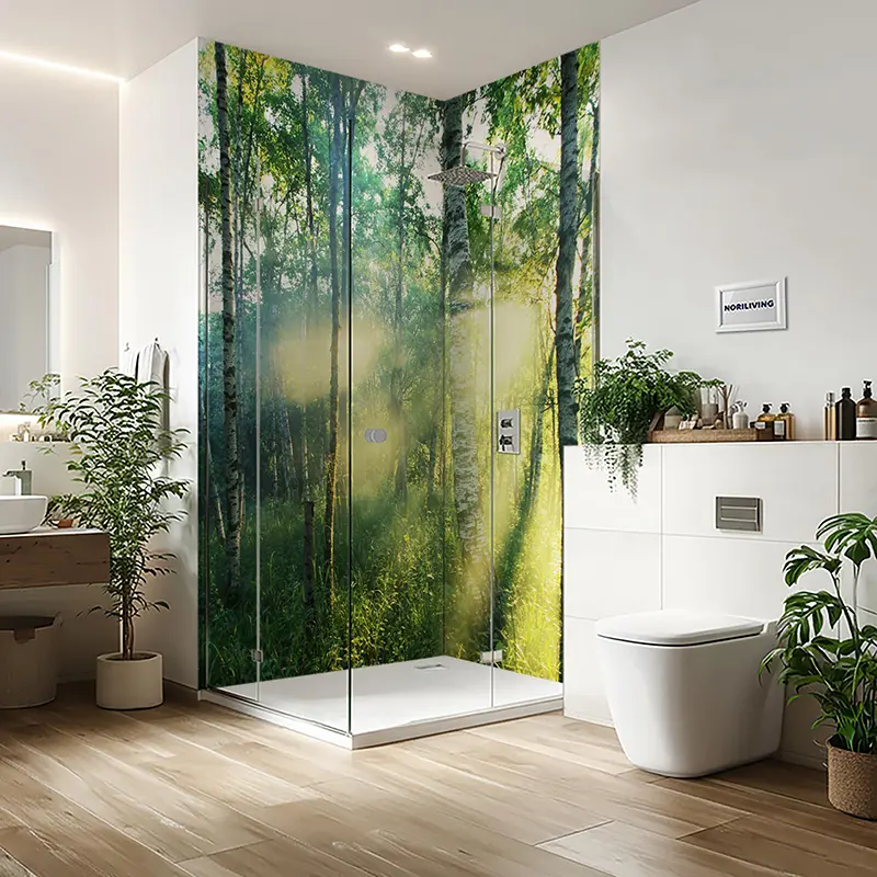 Modernes Badezimmer mit Glasdusche und Waldtapete