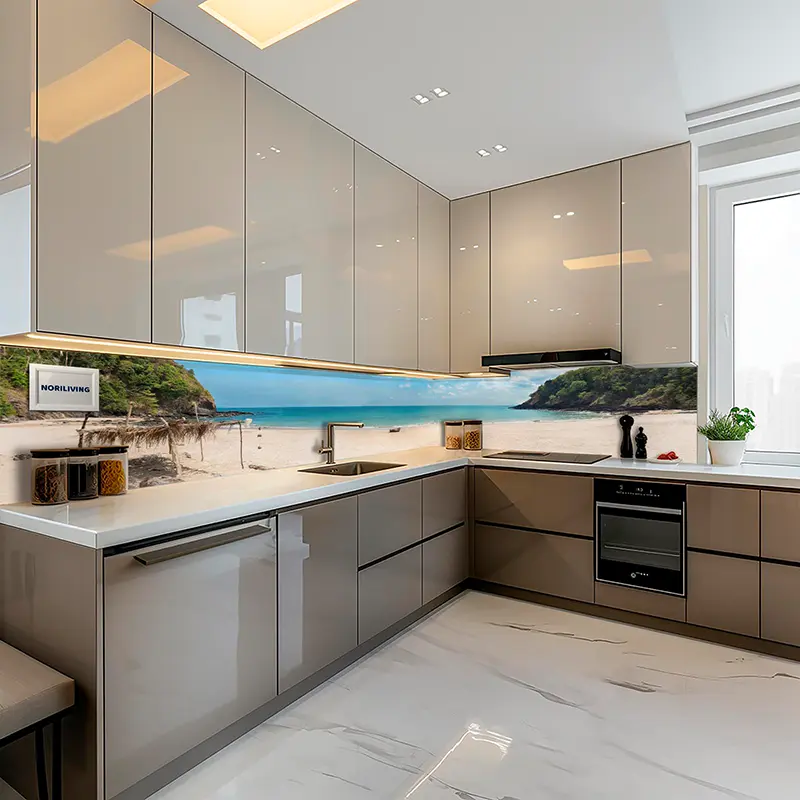 Küche mit Panorama-Strandglas als Spritzschutz