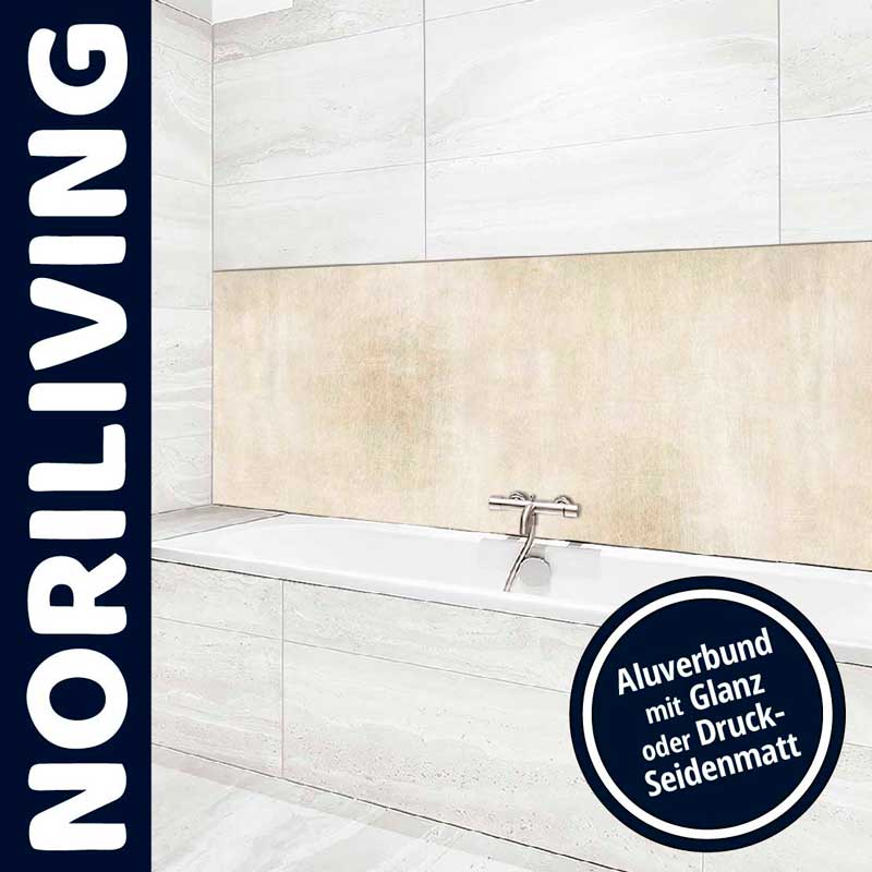 Badezimmer mit beiger Aluverbund-Wandverkleidung, glänzend oder druck-seidenmatt, über einer Badewanne