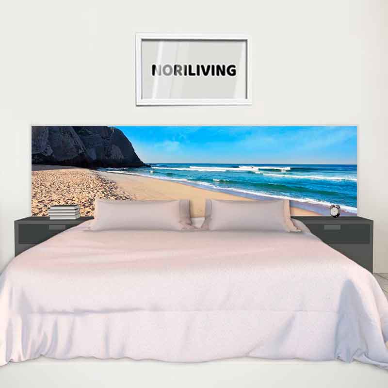 Modernes Schlafzimmer mit Strandbild als Wandkunst Schlafzimmer mit großem Bett, Strandfotografie als Wandkunst und Nachttischen