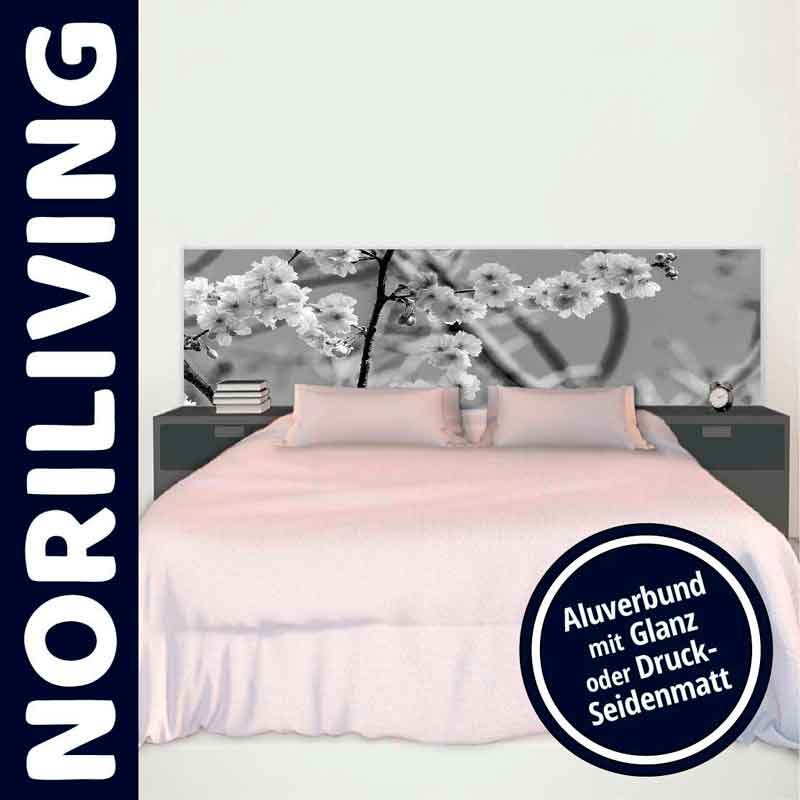 Schlafzimmer mit stilvollem Blumenmotiv-Kopfteil aus Aluverbund, flankiert von modernen Nachttischen. Bett mit rosa Bettwäsche.