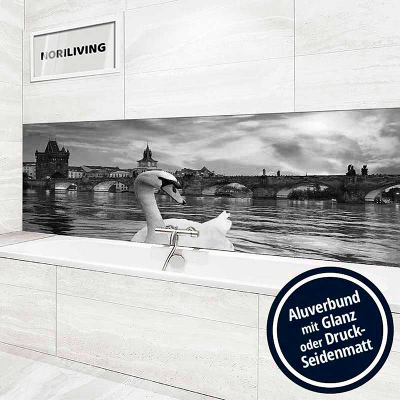 Dekorative Wandverkleidung mit Schwan vor einer historischen Brücke im Badezimmer