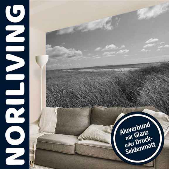 Schwarz-weiße Fototapete mit Landschaftsmotiv hinter einem Sofa, präsentiert von NORILIVING. Optionen: Aluverbund mit Glanz oder Druck-Seidenmatt.