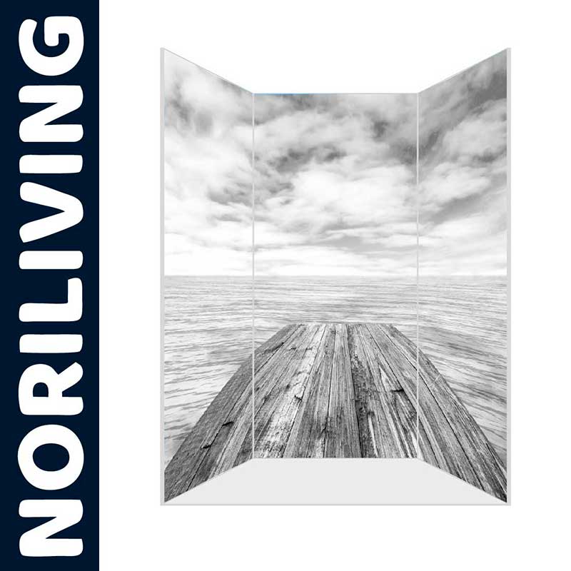 Dekorativer Paravent 'Seesteg'-Design von Noriliving Paravent mit Seesteg-Design von Noriliving, zeigt Holzdielen mit Blick aufs Meer und bewölkten Himmel