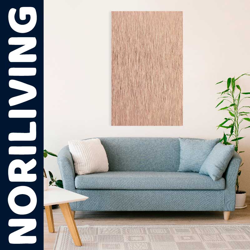 Ein modernes Wohnzimmer mit einer blauen Couch, Kissen, einem Holztisch und grünen Pflanzen. An der Wand hängt ein abstraktes Kunstwerk.