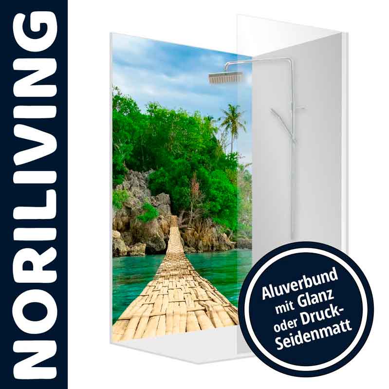 Noriliving Duschwand mit Naturmotiv - Aluverbund mit Glanz oder Druck-Seidenmatt Duschwand von Noriliving mit Bambusmotiv, bestehend aus Aluverbund mit Glanz oder Druck-Seidenmatt, zeigt ein Bambusweg über Wasser mit üppiger Vegetation im Hintergrund.