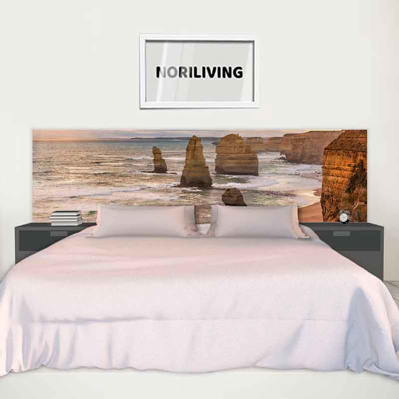 Bett mit Kopfteil im Landschaftsdesign und Dekoration Modernes Bett mit Landschaftsbild als Kopfteil, zwei Nachttische und ein an der Wand hängendes Bild mit der Aufschrift 'NORILIVING'