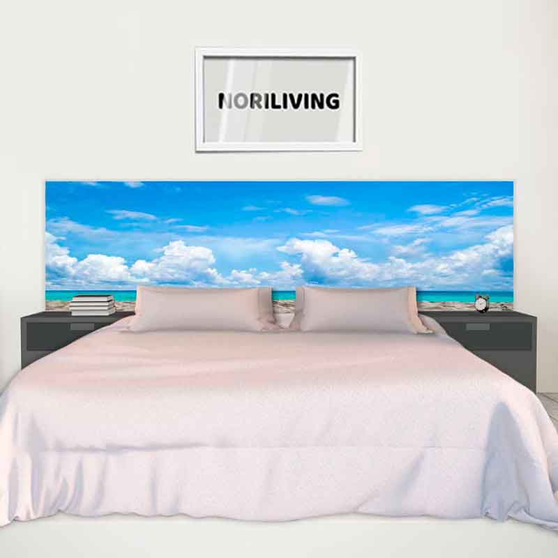 Stilvolles Schlafzimmer mit Himmel- und Meerblick-Kopfteil Elegantes Schlafzimmer mit großem Bett und Kopfteil im Himmel- und Meerblick-Design, eingerahmt von zwei Nachttischen.