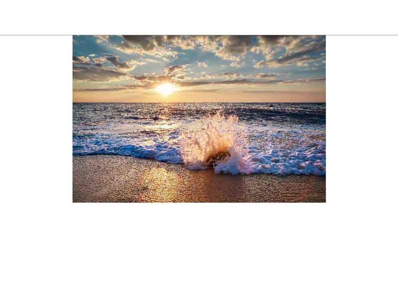 Sonnenuntergang am Meer mit Wellen am Sandstrand Strandlandschaft bei Sonnenuntergang mit brechenden Wellen