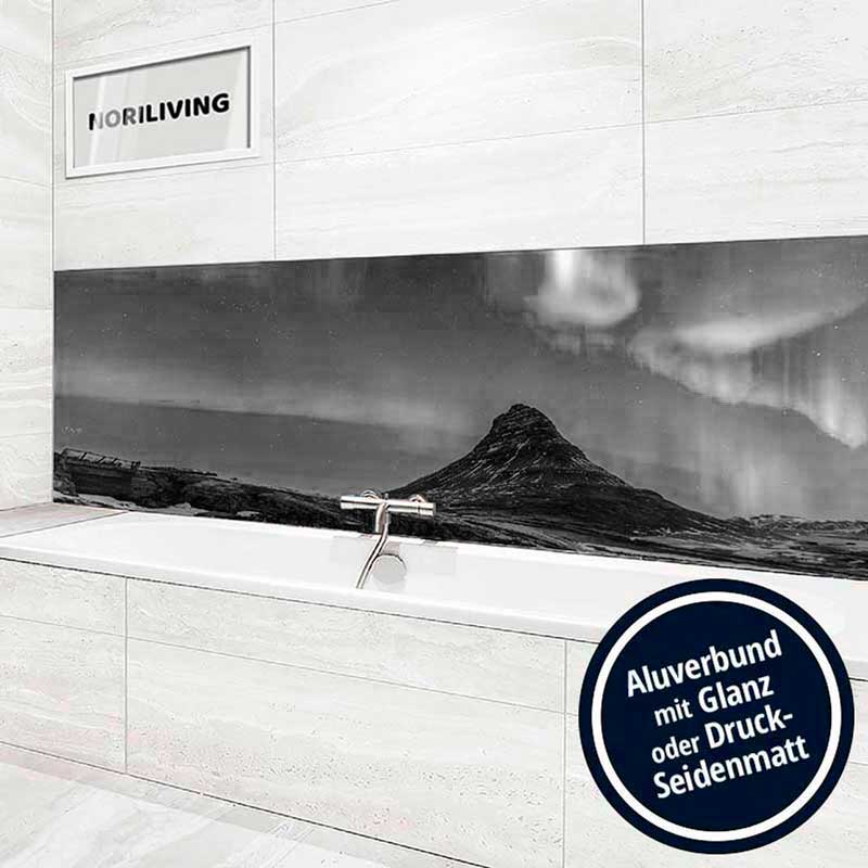 Badezimmer mit Badewanne und Aluverbund-Wandbild mit Bergmotiv in Schwarz-Weiß