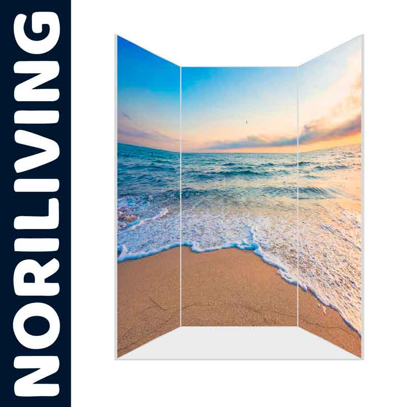 Dekorativer Raumteiler mit einem Motiv von Strand und Meer bei Sonnenuntergang, dreiteilig aufgebaut.