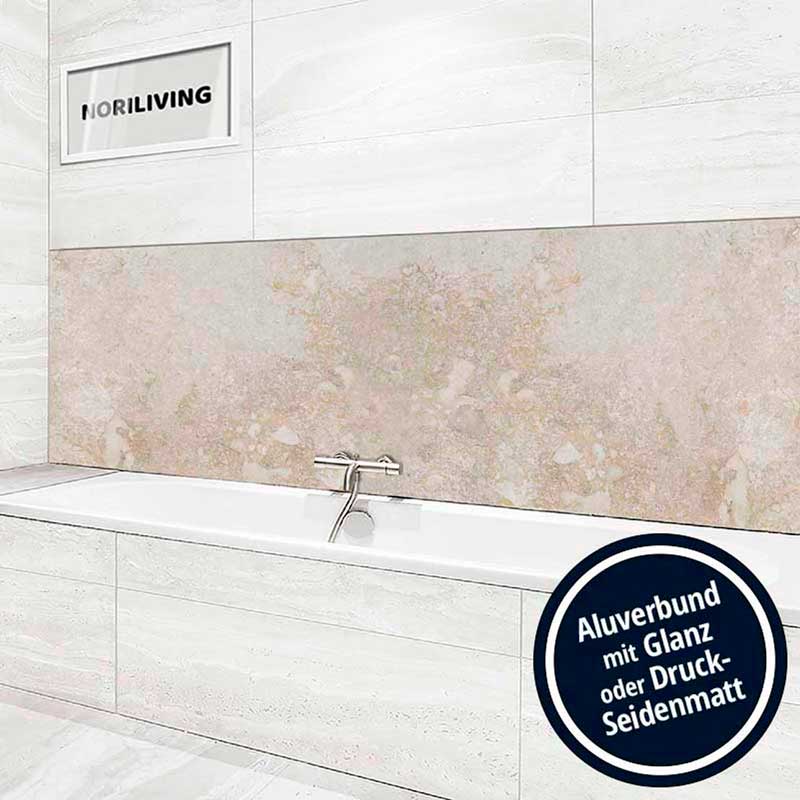 Badezimmer mit eleganter Aluverbund-Wandverkleidung über der Badewanne, erhältlich in Glanz oder Druck-Seidenmatt.