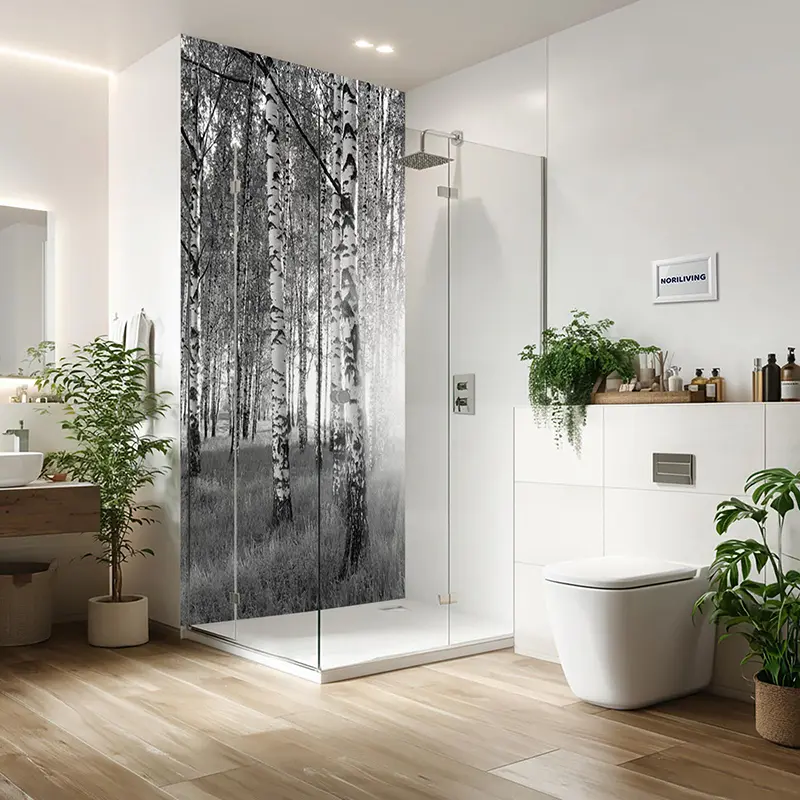 Modernes Bad mit Glasdusche und Birkenwald-Motiv