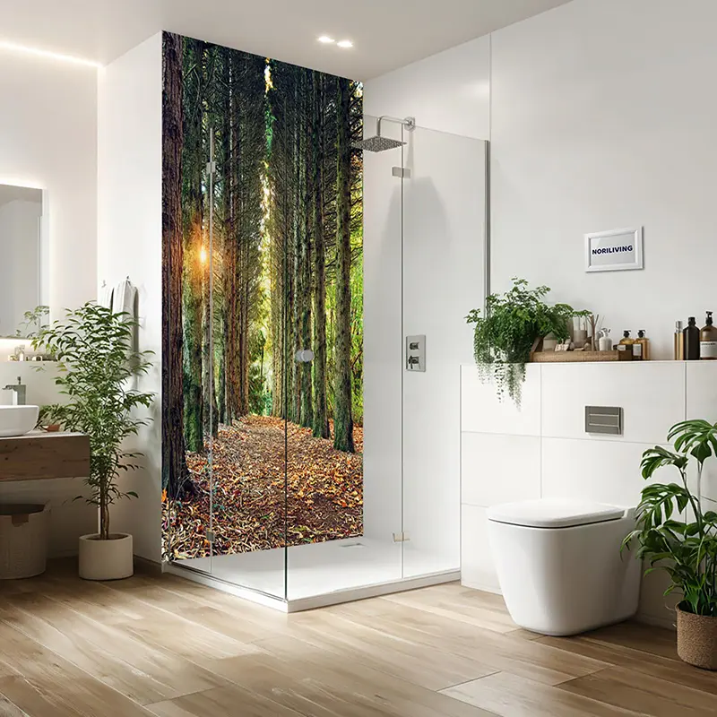 Modernes Bad mit Glasdusche und Waldmotiv