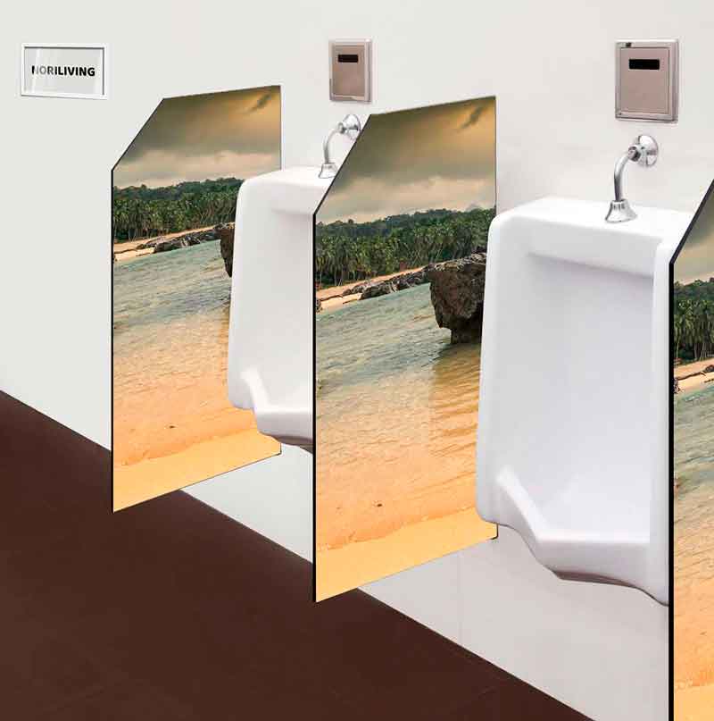 Ein Urinal mit einer Trennwand, die ein Strandmotiv zeigt, modern gestaltet.