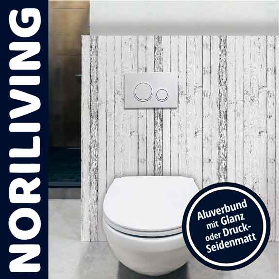 Badezimmer mit Noriliving Aluverbundpaneelen hinter einer weißen Toilette, erhältlich mit Glanz oder Druck-Seidenmatt