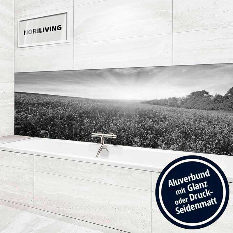 Elegante Badezimmerwand mit schwarzer Landschaft und glänzender, seidenmatter Oberfläche