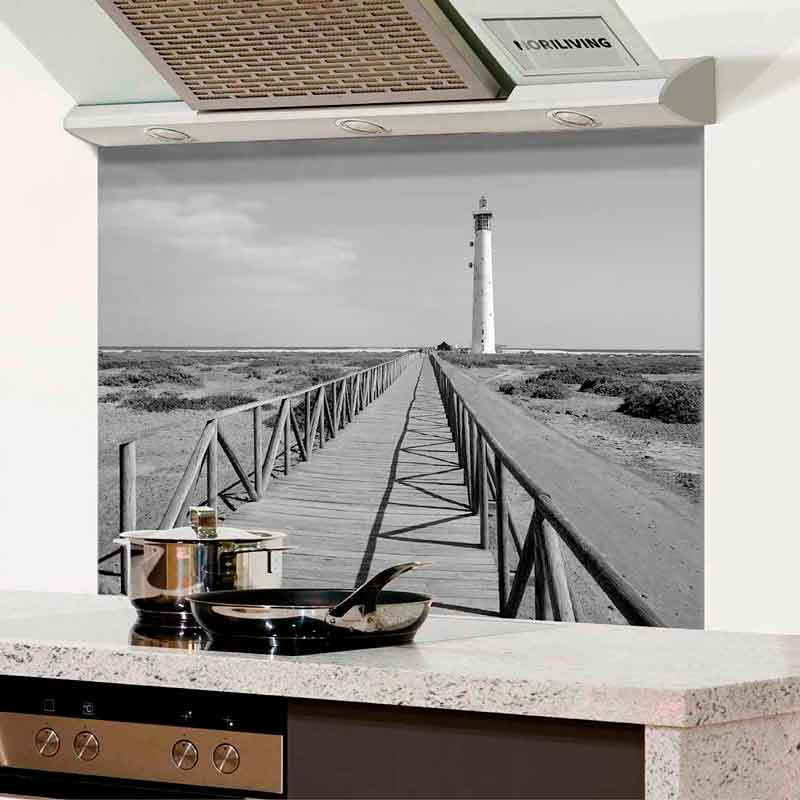 Moderne Küchenrückwand mit einem Schwarz-Weiß-Motiv eines langen Holzstegs, der zu einem Leuchtturm führt.