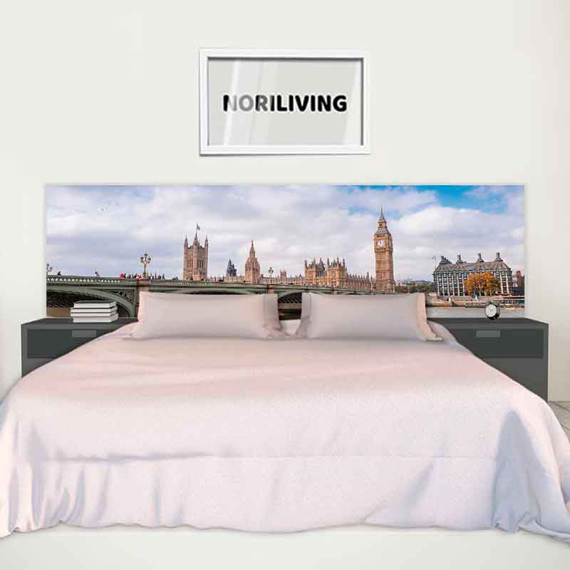 Schlafzimmer mit einem Bett, das ein Kopfteil mit einem Bild der Londoner Skyline hat, und einem gerahmten Bild von NORILIVING an der Wand