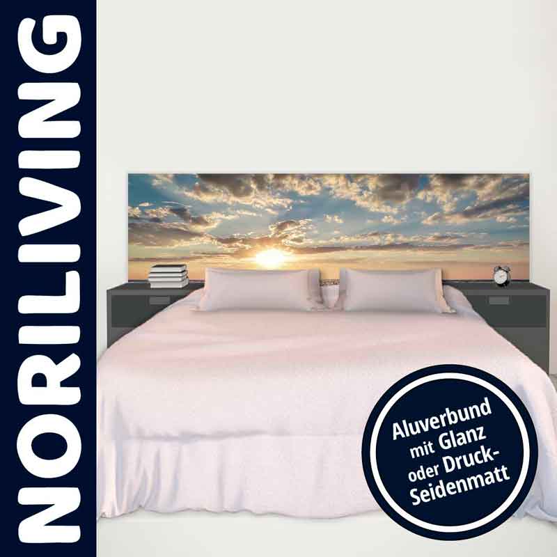 Elegantes Bett mit Sonnenuntergangs-Headboard von Noriliving Schlafzimmer mit Bett und Headboard mit Druck eines Sonnenuntergangs, daneben Nachttische mit Dekoration