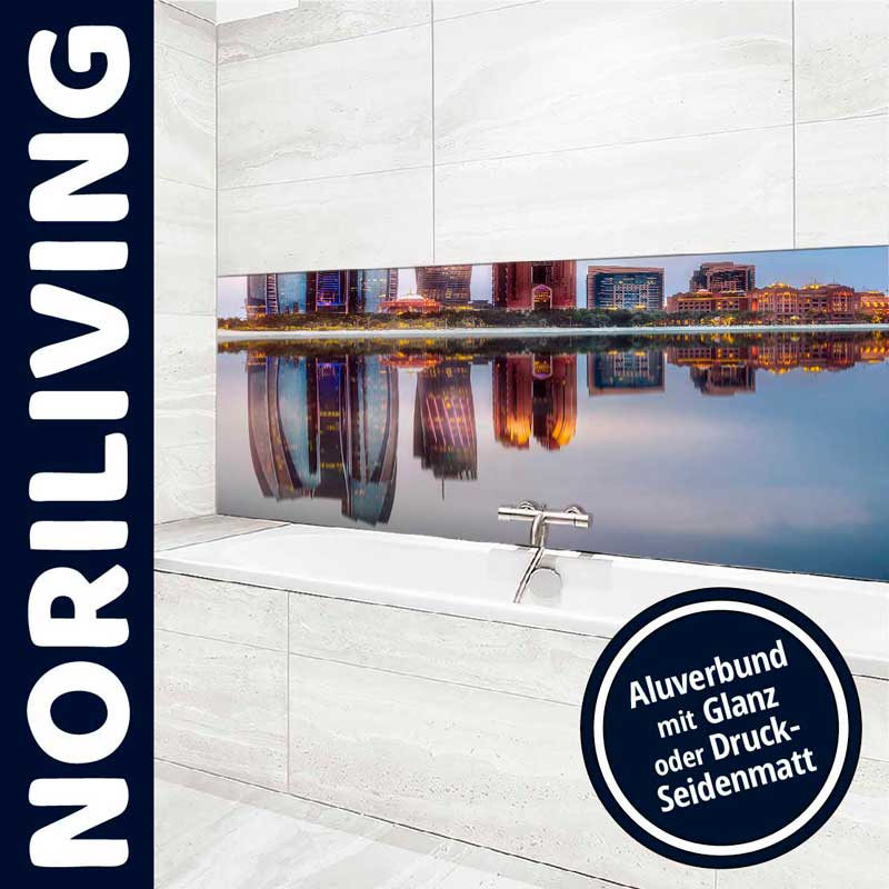 Badewanne mit Stadtbild auf glänzendem Aluverbund im modernen Badezimmer